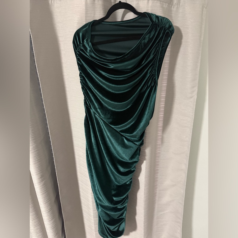PLT Emerald Green Velvet Ruched One Shoulder Midi Dress